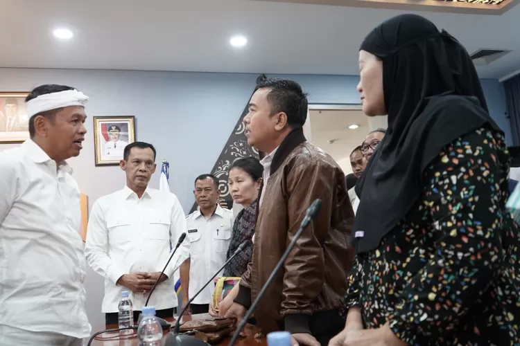 Gunernur Jabar Dedi Mulyadi saat bertemu mantan pemain sirkus OCI di Balai Kota Depok, Selasa, 29 April 2025. (Diskominfo)