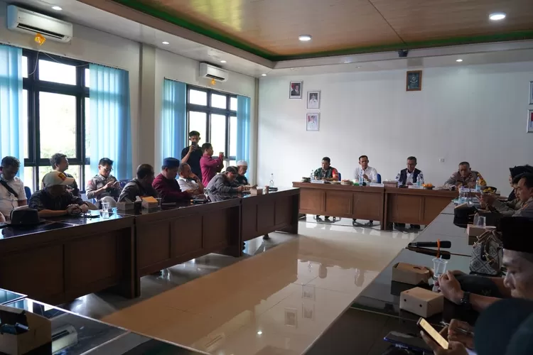 Rapat permasalahan akses dan pengelolaan kawasan wisata Gunung Bunder dan Gunung Sari di Kantor Kecamatan Pamijahan, Kabupaten Bogor, Rabu, 30 April 2025. (Diskominfo)