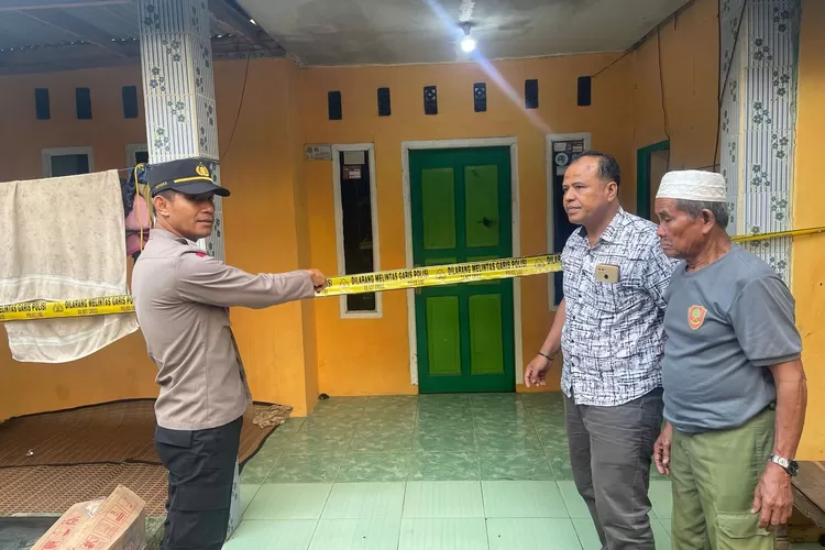 Kapolsek Rumpin saat olah TKP kasus pembunuhan di Desa Mekarsari, Kecamatan Rumpin, Kabupaten Bogor. (Nasir)