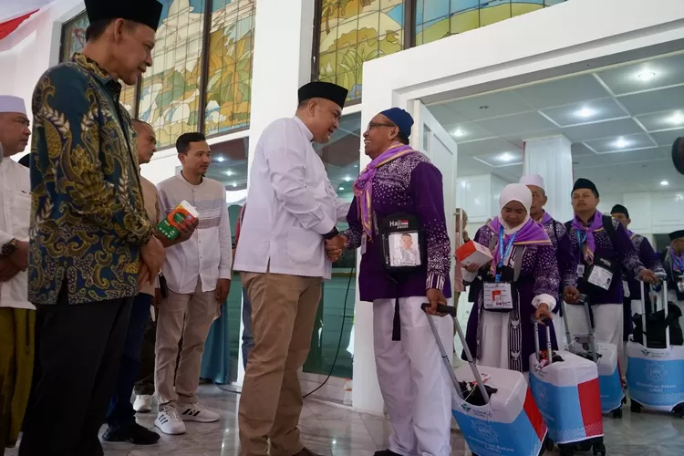 Bupati Bogor Rudy Susmanto saat melepas kloter pertama jemaah haji Kabupaten Bogor di Gedung Tegar Beriman, Cibinong, Kamis, 1 Mei 2025. (Arifin - Metropolitan)
