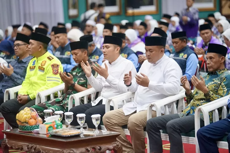Bupati Bogor Rudy Susmanto (kedua kanan) mengikuti doa bersama sesaat sebelum melepas keberangkatan hemaah haji kloter pertama Kabupaten Bogor di Gedung Tegar Beriman, Kamis, 1 Mei 2025. (Arifin - Metropolitan)