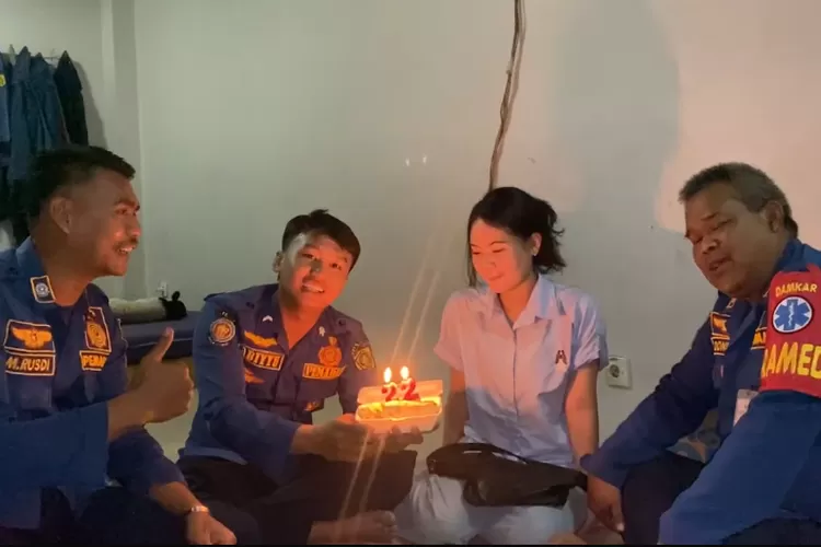 Galau diputusin pacar di hari ulang tahun, seorang perempuan mendatangi Damkar Kabupaten Bogor untuk tiup lilin. (Damkar)