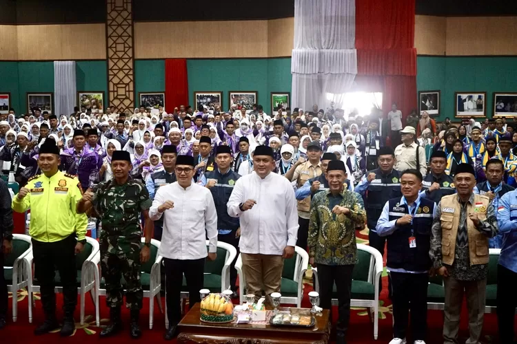 Ketua DPRD Kabupaten Bogor Sastra Winara (ketiga kiri) bersama Forkopimda saat melepas keberangkatan jemaah haji kloter pertama asal Kabupaten Bogor di Gedung Tegar Beriman, Cibinong, Kamis , 1 Mei 2025. (Arifin - Metropolitan)