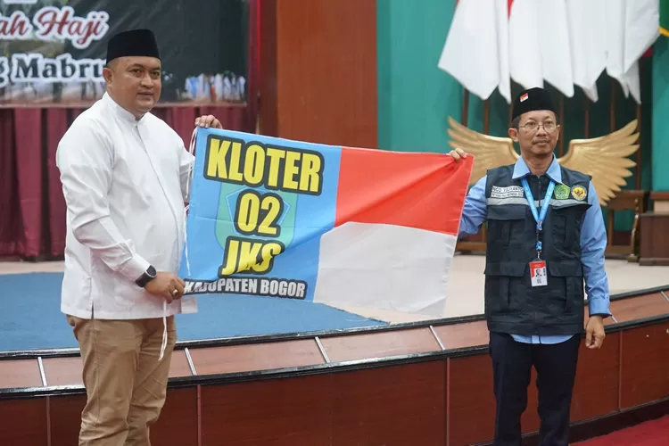 Bupati Bogor Rudy Susmanto melepas jemaah haji Kloter 02 JKS Kabupaten Bogor di Gedung Tegar Beriman, Cibinong, Kamis, 1 Mei 2025. (Arifin - Metropolitan)