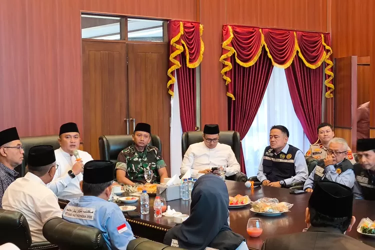 Bupati Bogor Rudy Susmanto bersama Forkopimda Kabupaten Bogor menjamu petugas haji asal Kabupaten Bogor di Pendopo Bupati, Cibinong, Kamis, 1 Mei 2025. (Panca)