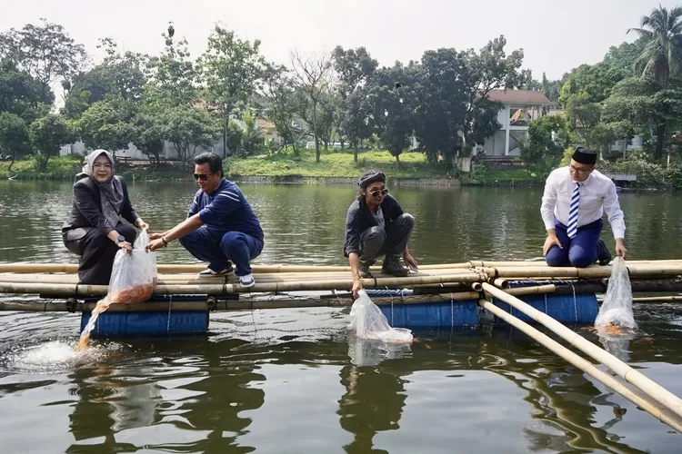 Pelepasan bibit ikan nila di Situ Plaza Cibinong, Kabupaten Bogor, Jumat, 2 Mei 2025. (Arifin - Metropolitan)