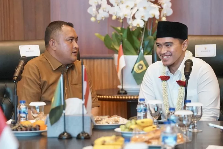 Ketua Umum PSI Kaesang Pangarep saat bertemu Bupati Bogor Rudy Susmanto di Pendopo Bupati, Cibinong, Jumat, 2 Mei 2025. (Arifin - Metropolitan)
