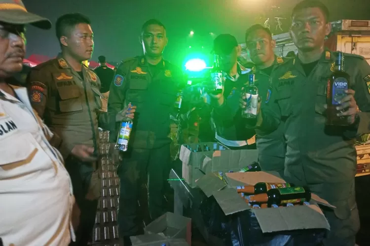 Satpol PP Kabupaten Bogor mengamankan berbagai botol minuman keras atau miras dari penjual di area Stadion Pakansari, Cibinong, Jumat, 2 Mei 2025. (Satpol PP)