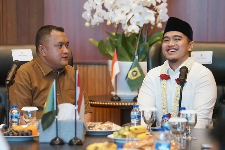 Ketua Umum PSI Kaesang Pangarep saat bertemu Bupati Bogor Rudy Susmanto di Pendopo Bupati, Cibinong, Jumat, 2 Mei 2025. (Arifin - Metropolitan)