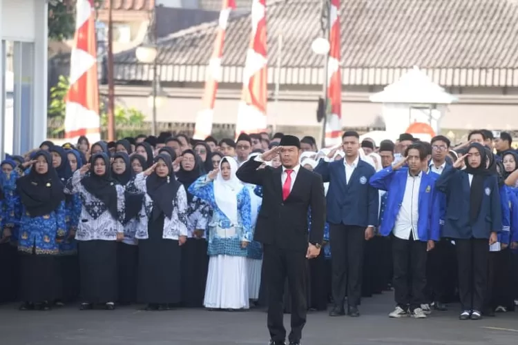 Wali Kota Sukabumi Ayep Zaki memimpin upacara Hari Pendirian Nasional (Hardiknas)&nbsp;di Lapangan Apel Sekretariat Daerah, Jumat, 2 Mei 2025. (Dokpim Kota Sukabumi)