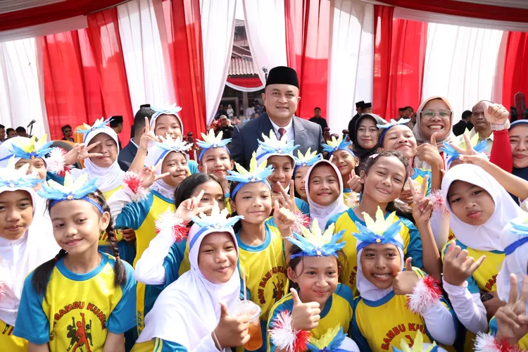 Bupati Bogor Rudy Susmanto foto bersama anak-anak usai peringatan Hardiknas di Lapangan Tegar Beriman, Cibinong, Kabupaten Bogor, Jumat, 2 Mei 2025. (Diskominfo)