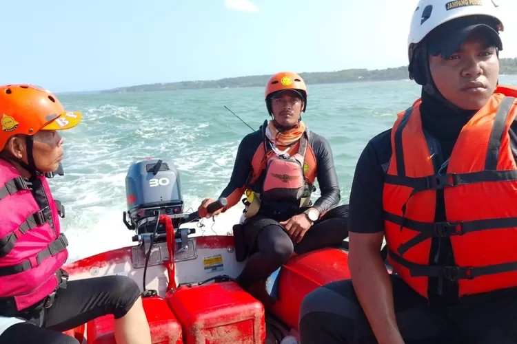 Tim SAR saat melakukan pencarian ABK yang hilang&nbsp;di Perairan Ujung Genteng, Kabupaten&nbsp;&nbsp;Sukabumi. (Ist)