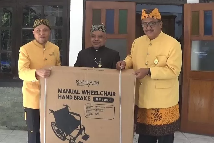 Penyandang disabilitas di Palabuhanratu dapat bantuan kursi roda dari Pemkab Sukabumi bersama Baznas Sukabumi (IST)