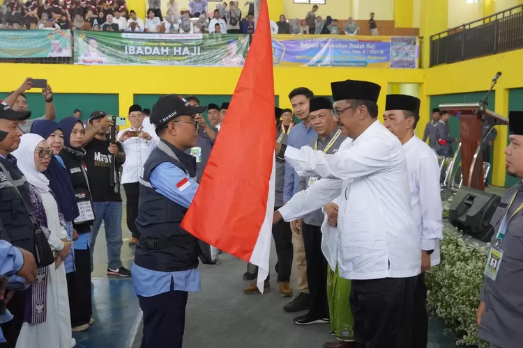 Bupati Sukabumi&nbsp;H Asep Japar melepas keberangkatan&nbsp;442 jemaah calon haji asal Kabupaten Sukabumi di&nbsp;Pusbangdai Cikembang, Kecamatan Cikembar, Sabtu, 3 Mei 2025. (Ist)