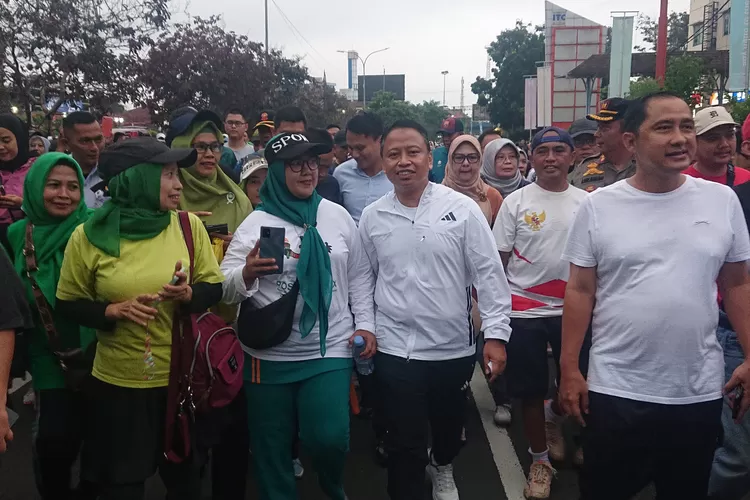 Wali Kota Depok, Supian Suri bersama warga ikut melaksanakan kegiatan CFD di jalan Margonda Raya. (Ali Metropolitan)