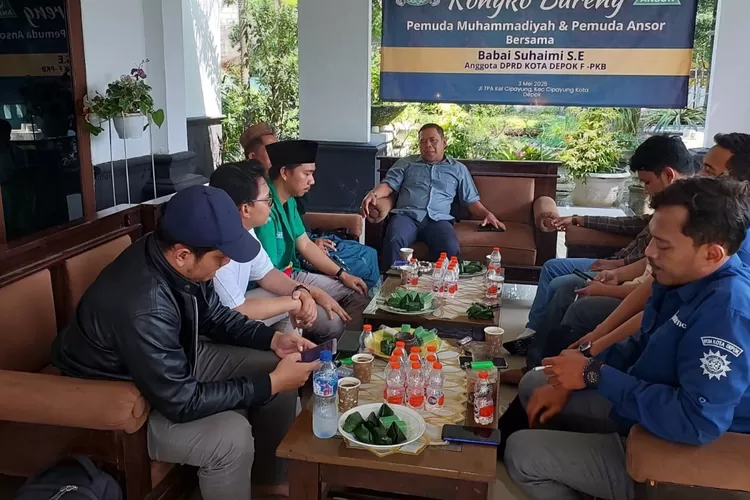 Anggota DPRD Kota Depok Babai Suhaimi menerima audiensi dari Pemuda Muhammadiyah dan GP Ansor Kecamatan Cipayung.  (Ali Metropolitan)