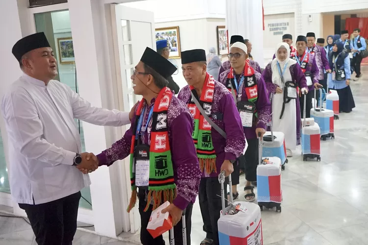 Bupati Bogor Rudy Susmanto saat melepas ratusan jemaah haji Kloter 08 Kabupaten Bogor di Gedung Tegar Beriman, Cibinong, Minggu, 4 Mei 2025.                                (Arifin - Metropolitan)