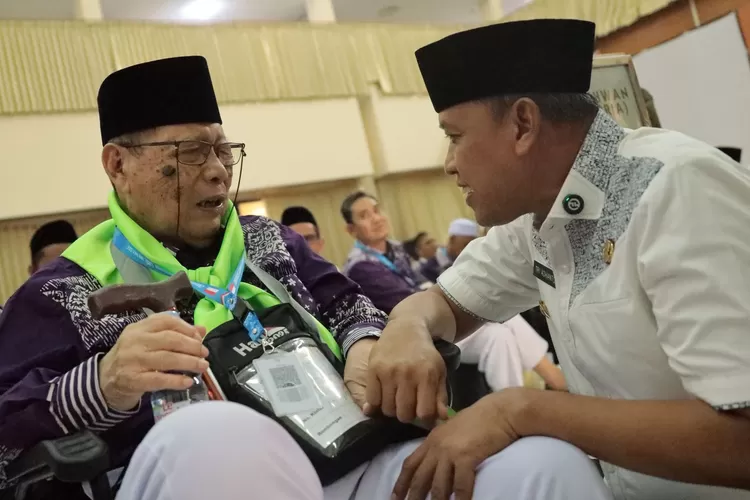 Ratusan jamaah haji kloter pertama dari Bekasi resmi diberangkatkan, Wali Kota Bekasi Tri Ardhiantos sampaikan pesan dan doa