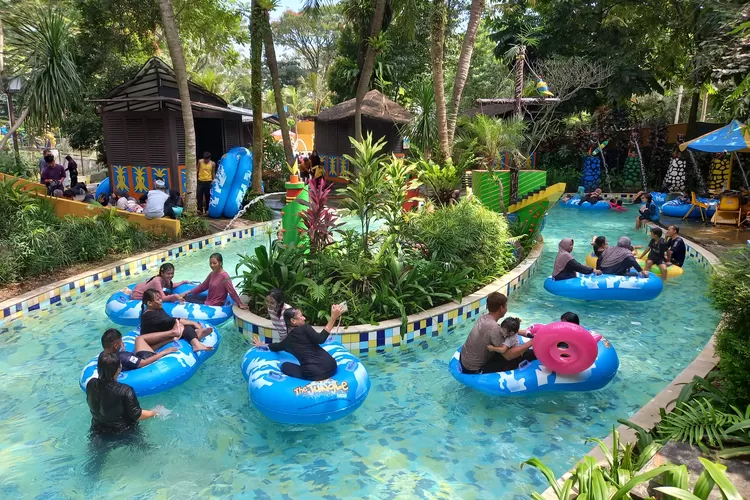 The Jungle berikan promo AMEIZING bisa berenang gratis, buat kamu yang punya awalan nama dari huruf tersebut