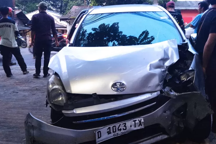 Kondisi mobil yang menyebabkan kecelakaan lalu lintas di Jalan Raya Ciawi, Kota Bogor mengalami ringsek. 