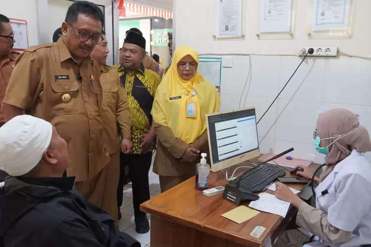 Bupati Sukabumi H. Asep Japar Bersama Wakil Bupati H. Andreas Meninjau Langsung Pelayanan Kesehatan Gratis Di Puskesmas Cikidang, Senin, 5 Mei 2025. (Usep)