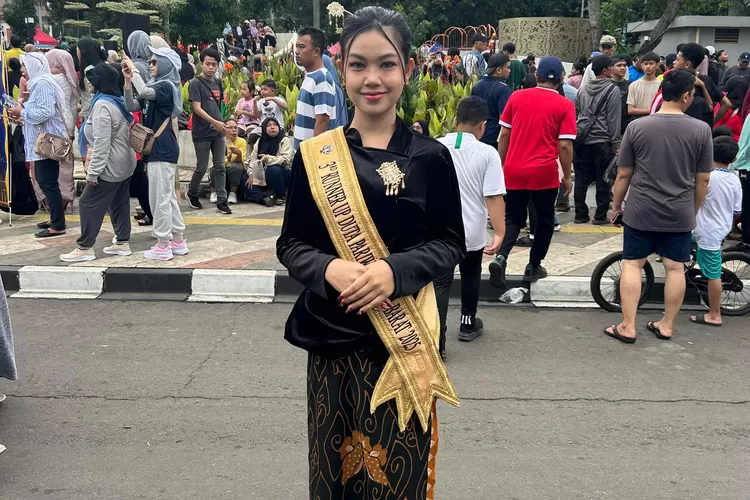 Chaitlyn Arvianti mengenakan kebaya di CFD sebagai salah satu kampanye promosi budaya dan pariwisata Kota Depok. (Ali Metropolitan)