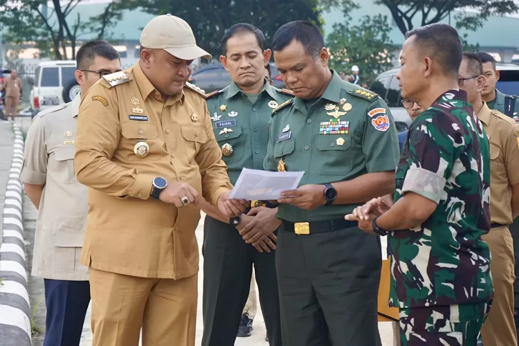Bupati Bogor Rudy Susmanto bersama Wakasad Letjen Tandyo Budi Revita dan Komandan Pussenkav TNI AD Mayjen Eko Susetyo saat meninjau lokasi lahan yang akan dibangun Batalyon Resimen Kavaleri Berkuda di poros Timur Stadion Pakansari, Senin, 5 Mei 2025.             (Arifin - Metropolitan )
