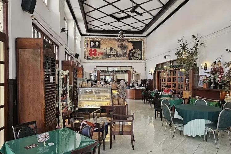 Salah satu tempat makan legendaris di Semarang untuk masuk list wisata kuliner yang wajib dikunjungi yaitu Toko Oen Semarang. (Google Maps)