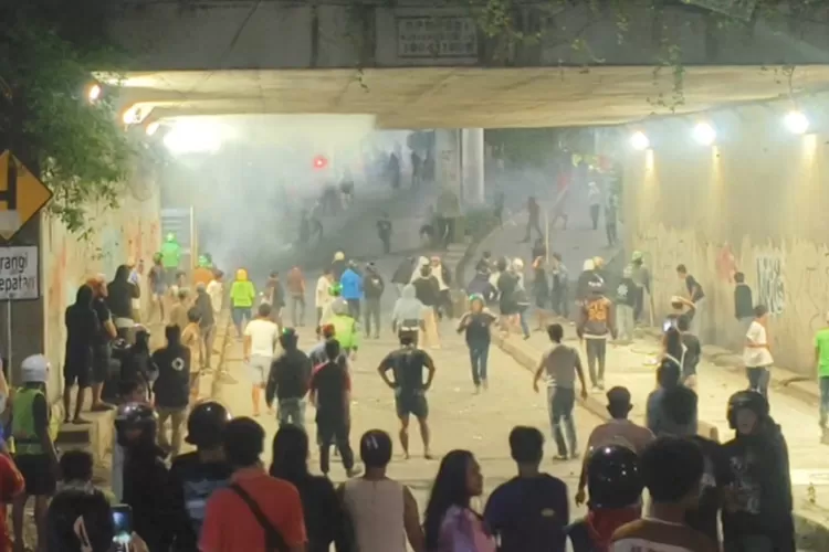 tawuran antar warga kembali terjadi di kawasan Manggarai, Jakarta Selatan. Dengan senjata tajam (sajam) hingga saling melempar petasan. (IST)
