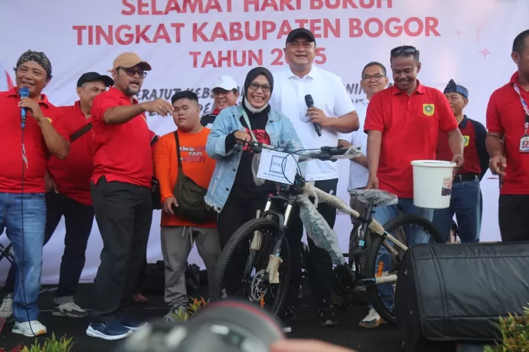 Bupati Bogor Rudy Susmanto saat Perayaan Mayday atau Hari Buruh tingkat Kabupaten Bogor digelar di Fishing Valley, Pasir Jambu, Kecamatan Sukaraja, Kabupaten Bogor, Selasa, 6 Mei 2025. (Diskominfo)