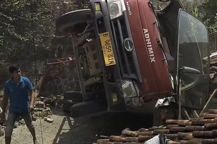 Kecelakaan truk molen terguling menimpa rumah warga di Puncak Bogor, Kecamatan Megamendung, Kabupaten Bogor, Selasa, 6 Mei 2025. (Rizal)