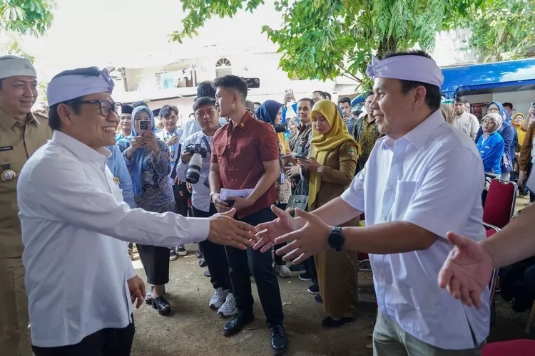 Ketua DPRD Kota Bogor, Adityawarman Adil berjabat tangan dengan Menko PM, Muhaimin Iskandar dalam peluncuran Sentra Cipta Mandiri di Kota Bogor. 