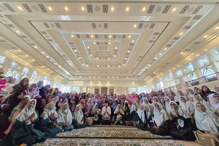 Kegiatan foto bersama usai kegiatan kajian di Masjid Agung Kota Bogor. 