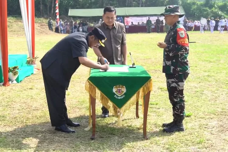 Bupati Sukabumi Asep Japar saat membuka TMMD ke-124 di Lapangan PTPN VIII Desa Cisarua, Kecamatan Sukaraja, Kabupaten Sukabumi, Selasa, 6 Mei 2025. (Diskominfo Sukabumi)
