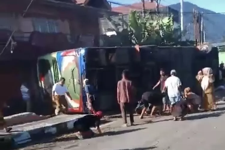 Potret kecelakaan Bus ALS yang terjadi di Padang Panjang, Kota Padang Panjang, Sumatera Barat, pada Selasa (06/05/25) pukul 08.15 WIB. Jumlah korban jiwa sementara berjumlah 13 orang. (Tiktok : randirastafhara)