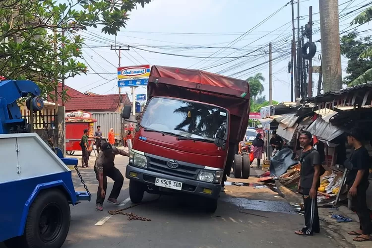 Truk pengangkut air mineral alami kecelakaan di Kampung Cibinong, Kecamatan Cibinong, Kabupaten Bogor, Selasa, 6 Mei 2025. (Polres Bogor)