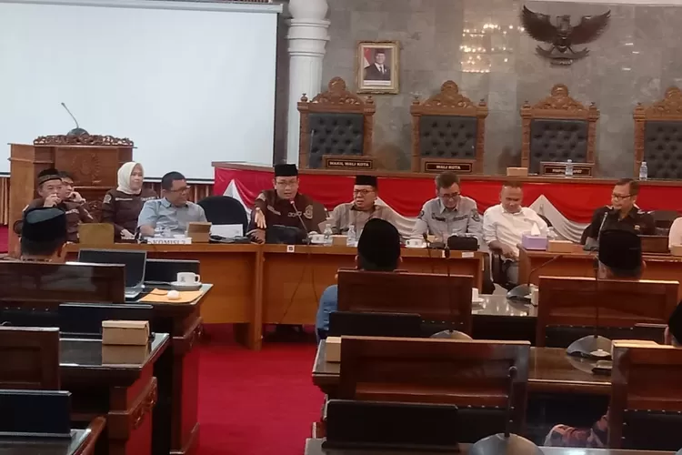 DPRD Kota Sukabumi menggelar Rapat Dengar Pendapat (RDP) bersama Kemenag, Badan Wakaf Indonesia dan Bagian Hukum Pemda terkait program Wakaf Uang. (UM)