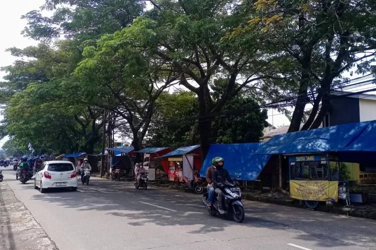 Kondisi trotoar di Jalan Raya Citayam, Kota Depok yang dipenuhi PKL. Lapak PKL ini rencananya akan ditertibkan pemerintah karena melanggar aturan.  (Ali Metropolitan)