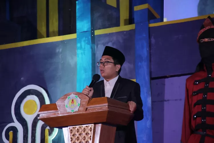 Pimpinan Ponpes Qotrun Nada Depok, Muhammad Irfan Zidny memberikan sambutan dalam kegiatan akhirussanah.  (Ali Metropolitan)
