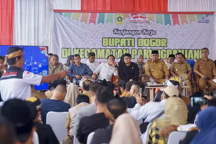 Bupati Bogor Rudy Susmanto bersama jajaran dan anggota DPRD Jabar saat menyampaikan rencana perbaikan jalan di wilayah Parungpanjang dan sekitarnya, Kamis, 8 Mei 2025. (Arifin - Metropolitan)