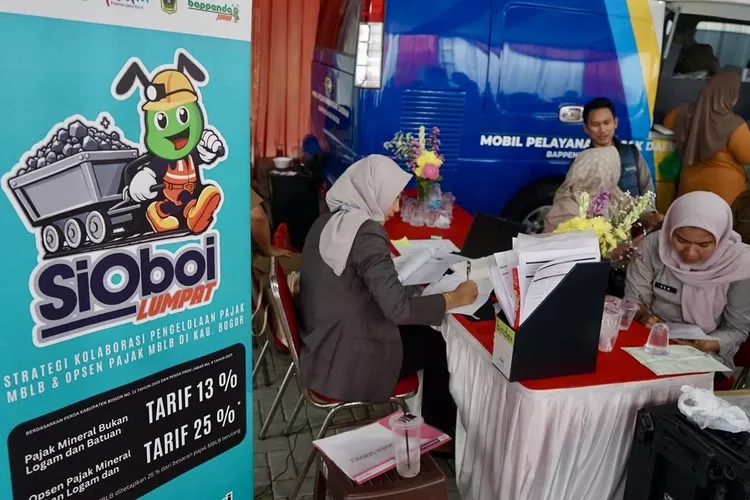 Bappenda Kabupaten Bogor UPT Pajak Cigudeg melayani wajib pajak yang ingin membayar pajak di stan pelayanan kunjungan Bupati Bogor Rudy Susmanto di Kecamatan Parungpanjang, Kamis, 8 Mei 2025. (Arifin - Metropolitan)