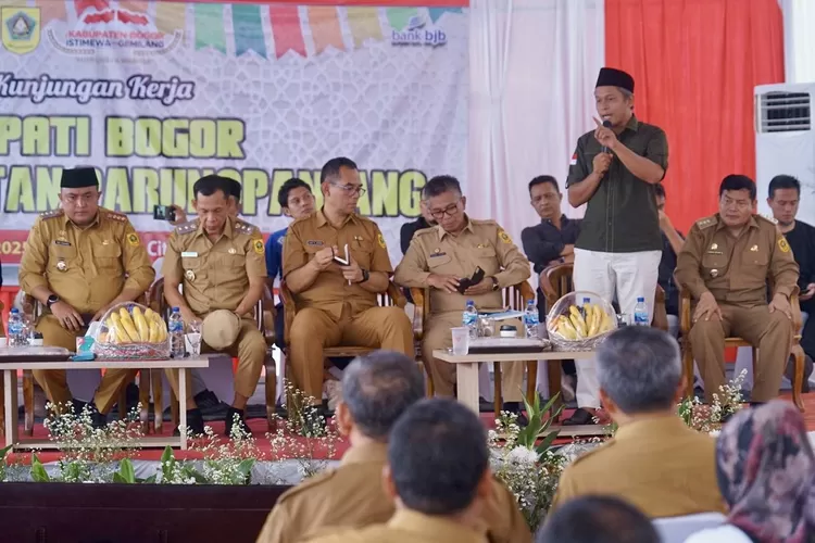 Anggota DPRD Kabupaten Bogor Egi Gunadhi Wibawa saat ikut mendampingi Bupati Bogor Rudy Susmanto dan jajaran melakukan kunjungan kerja ke Kecamatan Parungpanjang, Kamis, 8 Mei 205. (Arifin - Metropolitan)