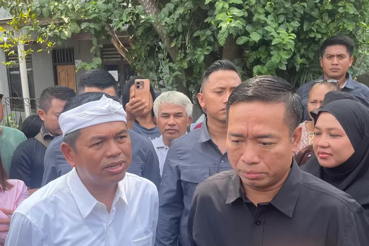 Gubernur Jabar, Dedi Mulyadi memberikan keterangan kepada pewarta saat berkunjung ke Kota Depok.  (Ali Metropolitan)