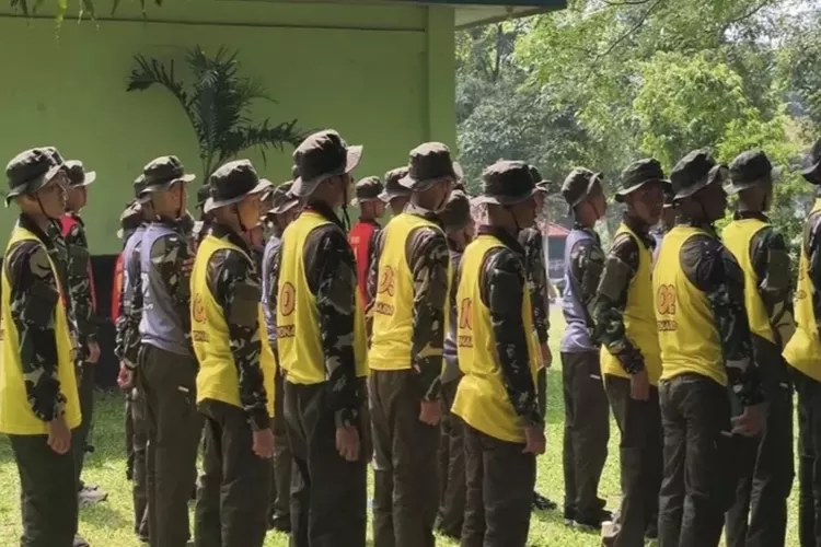 Potret para siswa yang mengikuti pelatihan bela negara di barak militer Resimen Artileri Medan 1 Sthira Yudha, Batalyon Artileri Medan 9, Kabupaten Purwakarta, Jawa Barat. (bbc.com)