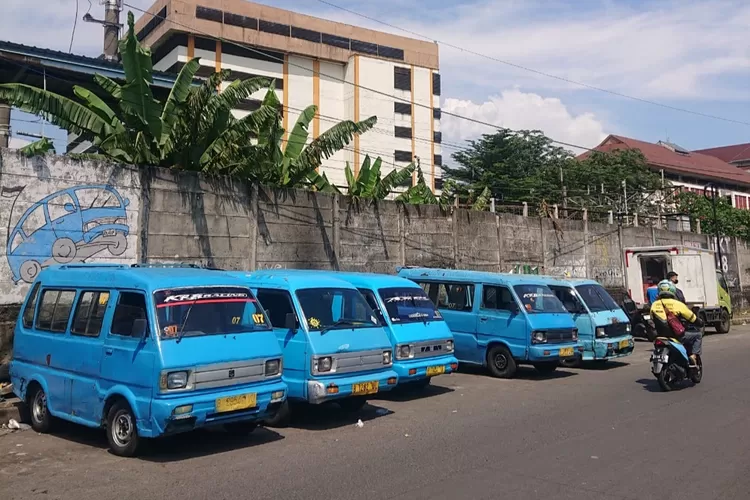 Ilustrasi sejumlah angkot di Kota Depok tengah ngetem.  (Ali Metropolitan)