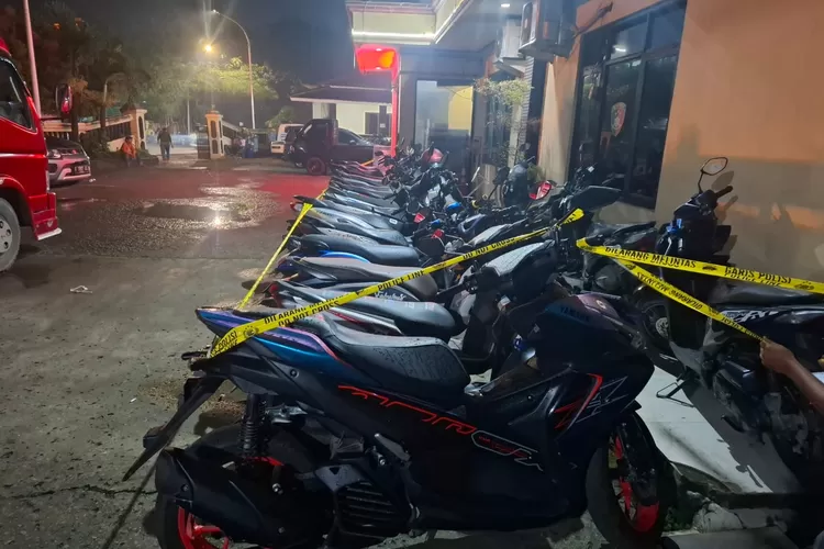 sebanyak 82 sepeda motor yang diduga hasil dari penarikan paksa oleh debt collector berhasil diamankan Polsek Gunungputri. (Riza)