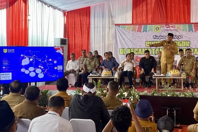 Bupati Bogor Rudy Susmanto menyampaikan rencana perbaikan jalan Parungpanjang, Rumpin dan Gunungsindur saat berdialog dengan warga di Kecamatan Parungpanjang, Kabupaten Bogor, Kamis, 8 Mei 2025. (Arifin - Metropolitan)