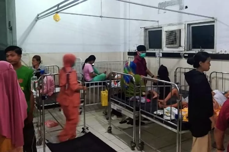 Ratusan warga di Kampung Babadan, Palabuhanratu, Kabupaten Sukabumi alami keracunan massal, Rabu, 7 Mei 2025. (IND)