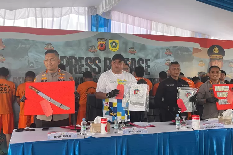 Polres Bogor dan Polresta Bogor Kota saat konferensi pers pengungkapan kasus preman berkedok matel di Polres Bogor, Cibinong, Kabupten Bogor, Jumat, 9 Mei 2025. (Riza)