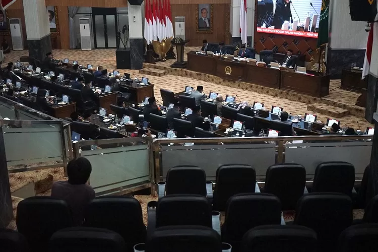 Sejumlah kursi nampak kosong saat Rapat Paripurna di gedung DPRD Kabupaten Bogor, Jumat, 9 Mei 2025. (Arifin - Metropolitan)